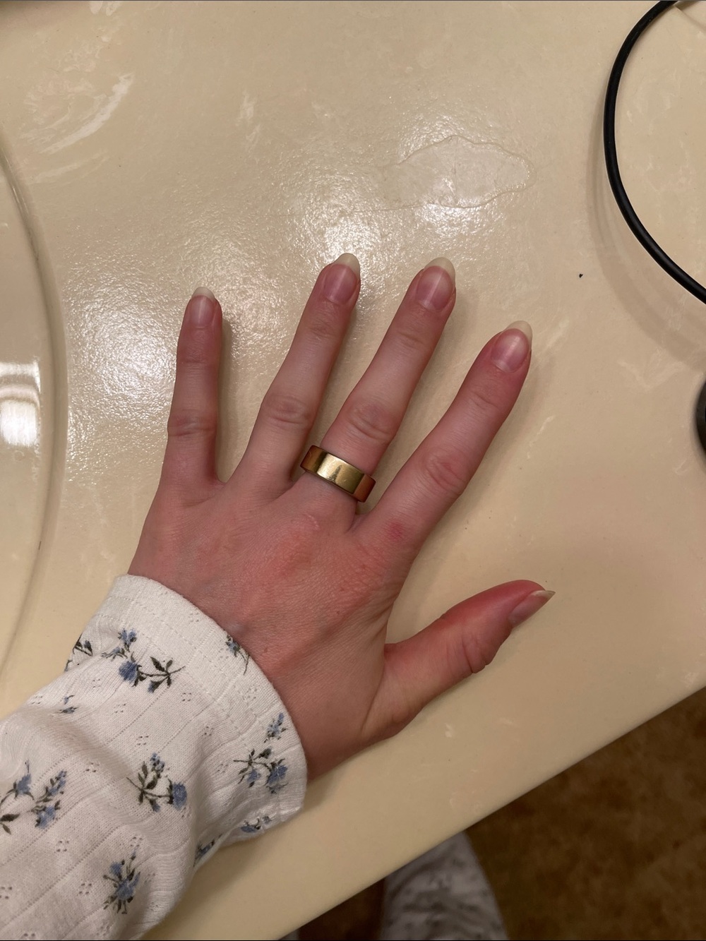 Oura Ring - Gen 3 Gold size 7 - Picture 2 of 3